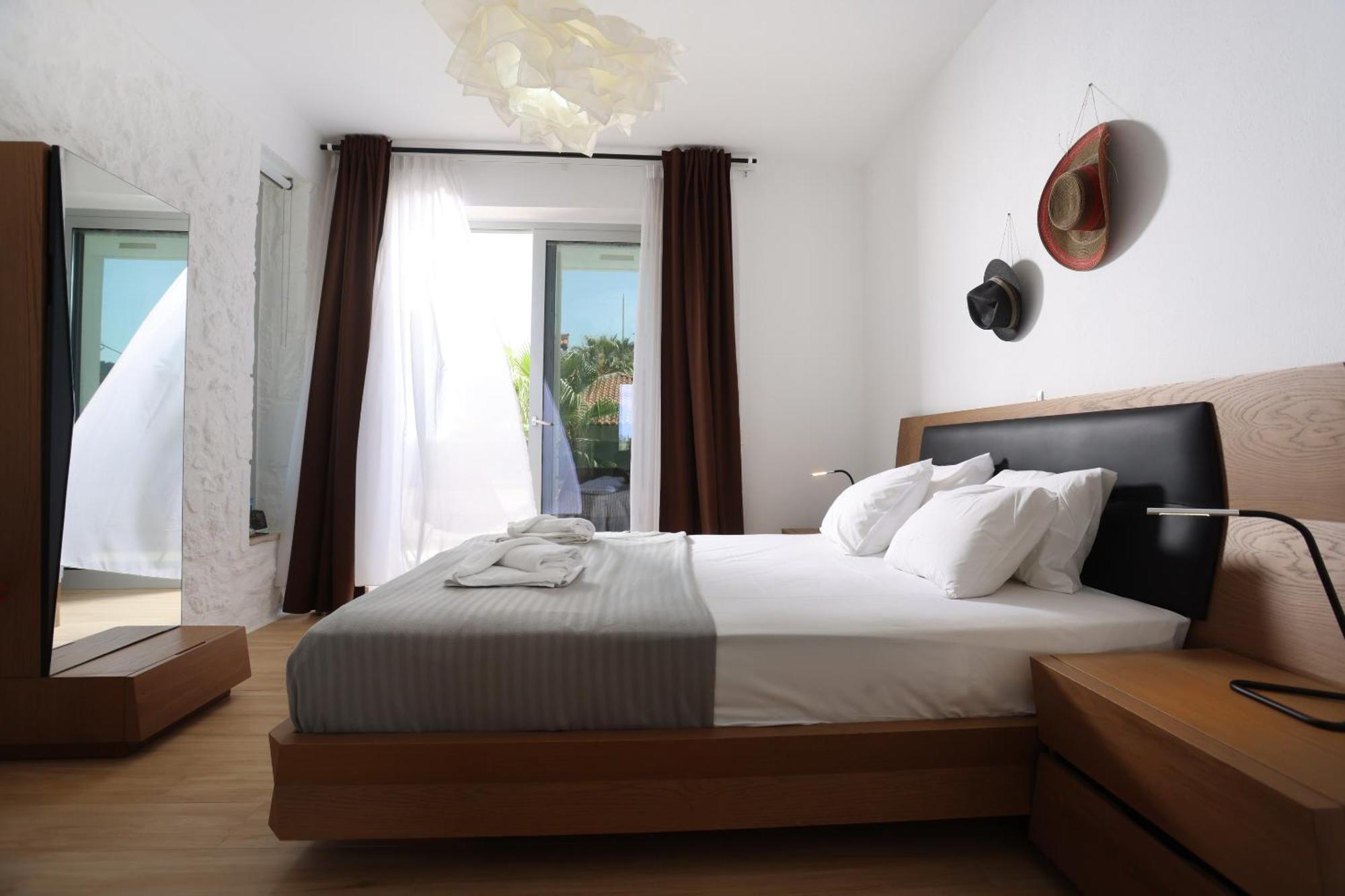 Villa Douglas - Private Pool, Bbq, 4bdrms, View Pefkochori